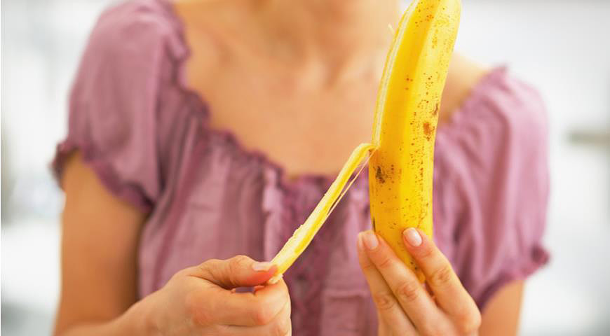 Банан – внесезонный продукт. Но не только его внутренность. Особенно много клетчатки в длинных волокнах, которые обычно снимают с очищенного банана и выбрасывают. А ещё все выбрасывают банановую кожуру. И зря. Вот 10 способов использования банановой кожуры. Они разные и весьма интересные.
