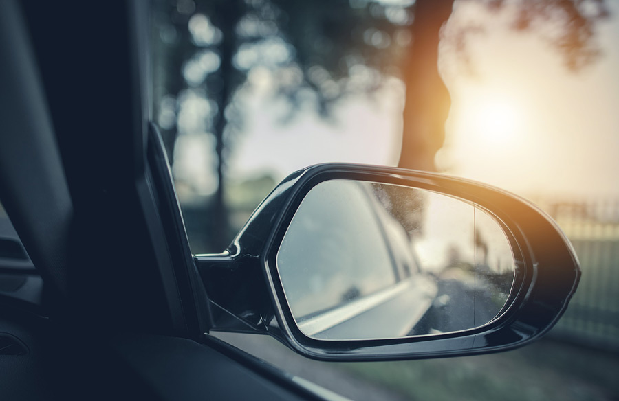 Внешние автомобильные зеркала бывают плоскими, сферическими и асферическими, и, соответственно, существует поклонники каждой из этих разновидностей. Разберемся в плюсах и минусах каждого типа автомобильных зеркальных элементов.