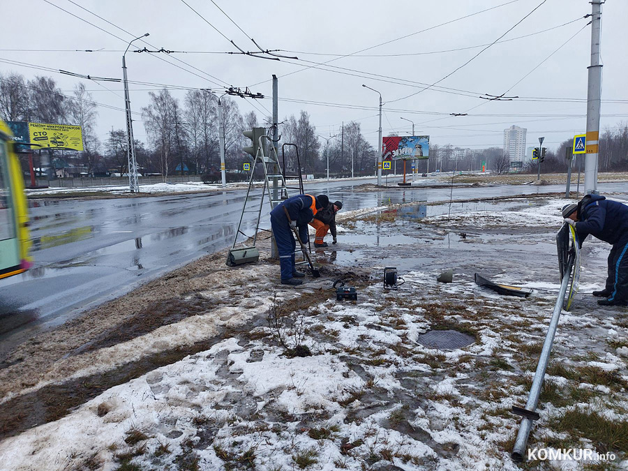 В Бобруйске на оживленном перекрестке водитель снес светофор и знаки