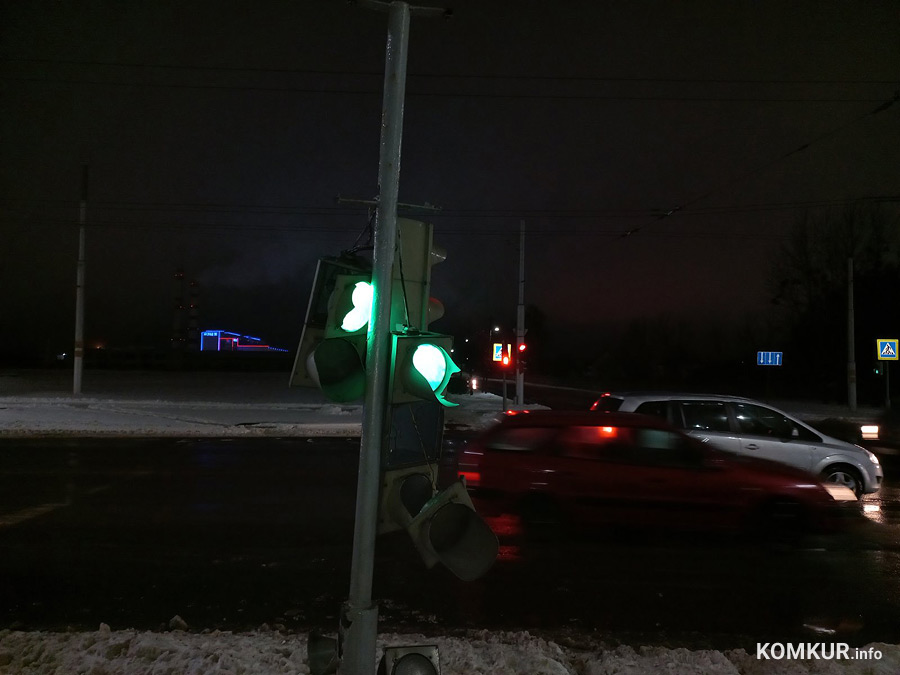 В Бобруйске на оживленном перекрестке водитель снес светофор и знаки