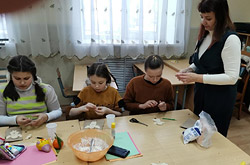 Юные бобруйчане украсили рождественскую ель на территории монастыря