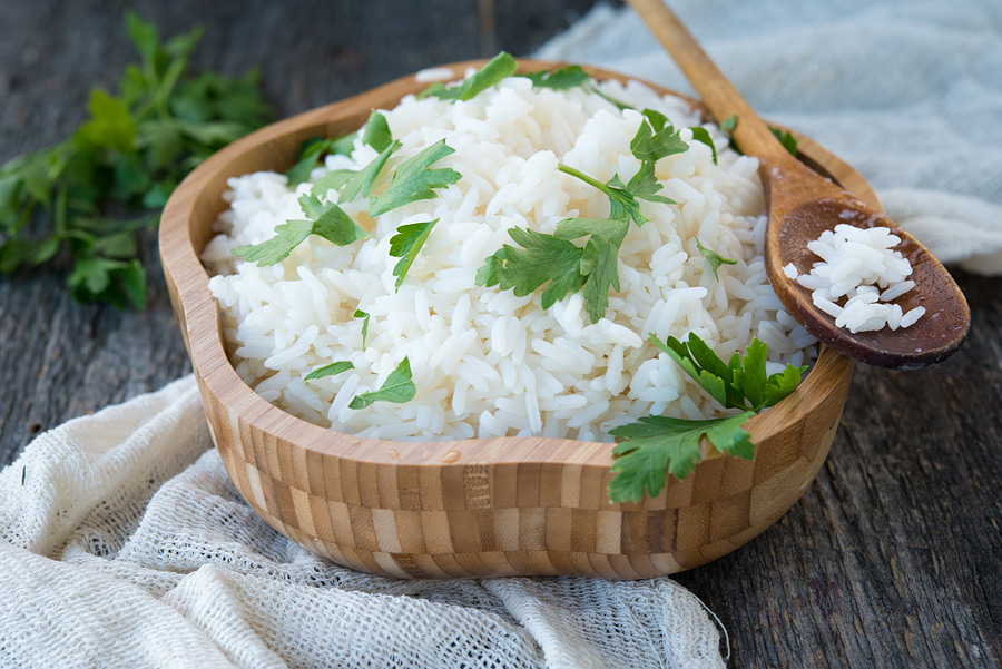 Рис – это не только каша, а еще и ризотто, плов, суши, салаты. Научиться правильно варить рис стоит, ведь эту крупу нужно отваривать для приготовления многих блюд.