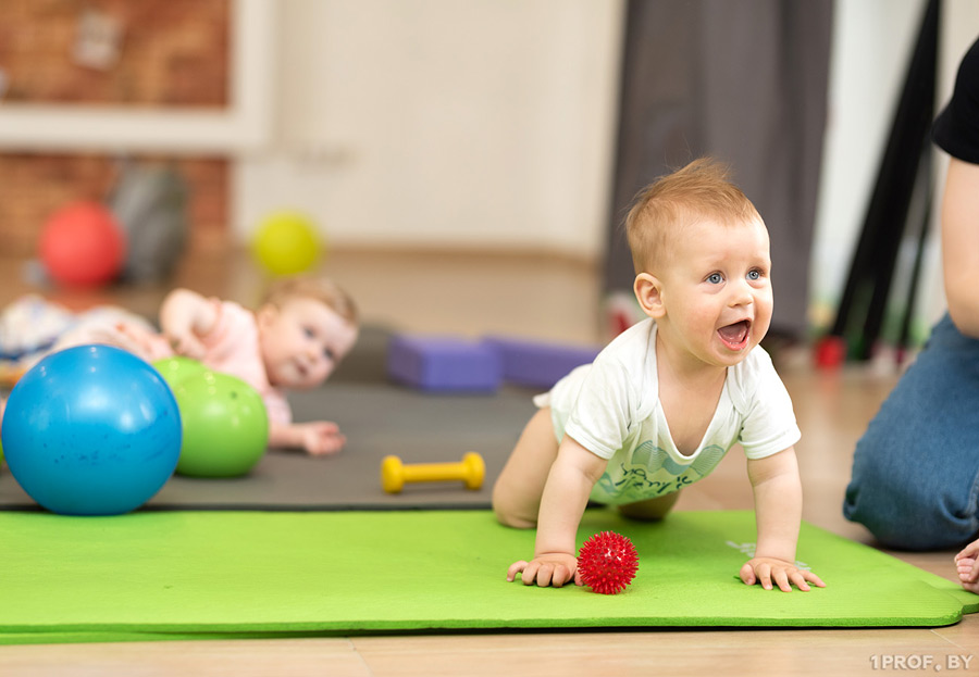 Многодетные родители могут претендовать на получение семейного капитала. С 1 января 2022 года сумму увеличили на 9,5%, теперь материнский капитал в Беларуси составляет 25 тыс. 995 рублей.