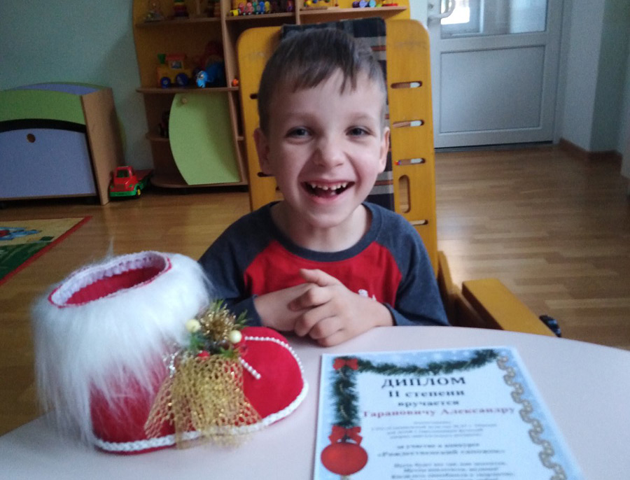 Младший ребенок в семье Таранович из Минска – шестилетний Саша – имеет инвалидность и тяжёлый диагноз: детский церебральный паралич. Это большая боль для родителей, которую, к сожалению, не лечит ни время, ни лекарства.
