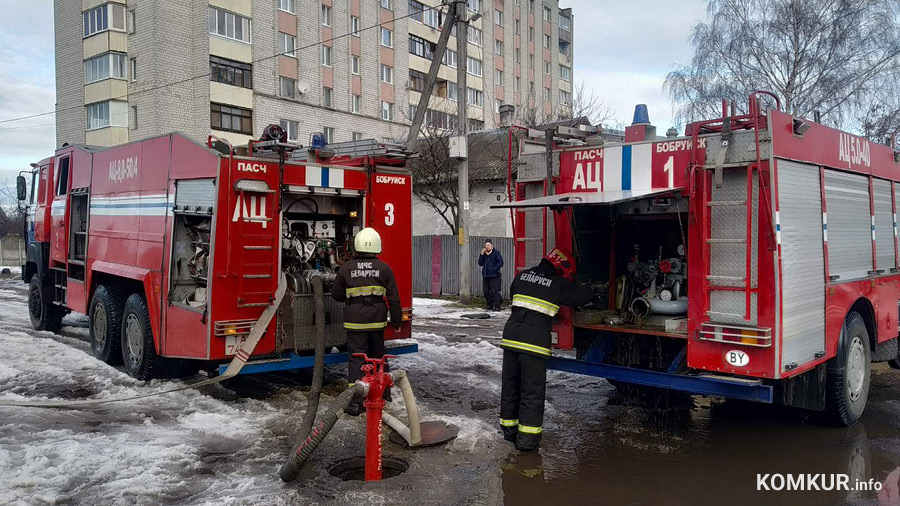 В центре Бобруйска загорелся дом на три семьи (+видео)