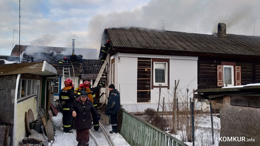 В центре Бобруйска загорелся дом на три семьи