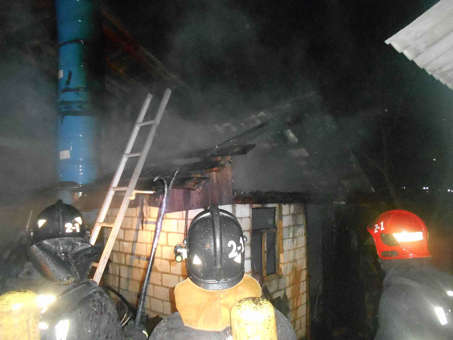 В 5 утра спасателям сообщили о пожаре в хозяйственной постройке на улице 10-й Съезд Советов.