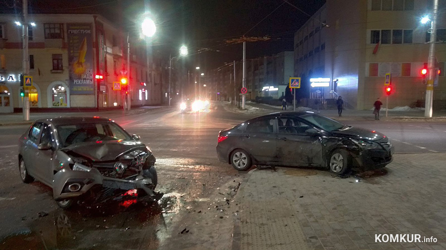 Кто-то поехал на красный. Жесткая авария на перекрестке в центре Бобруйска