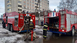 В центре Бобруйска загорелся дом на три семьи (+видео)