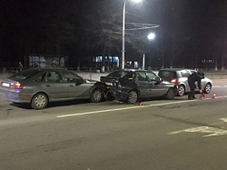 Между двумя Renault. На главной улице Бобруйска столкнулись три автомобиля