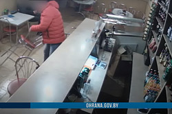 ЧП в Бобруйске: поругался с сожительницей и разнёс витрину (видео)