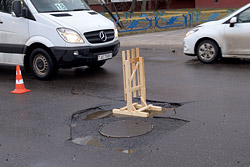 В Бобруйске автобус попал в выбоину. Пассажира забрала скорая (Добавлен комментарий ГАИ)