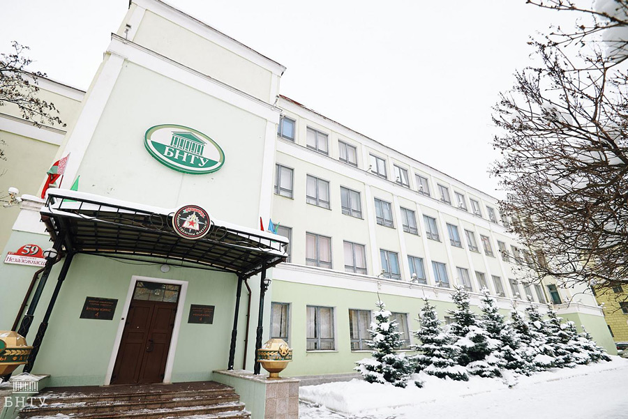 Каждый человек в детстве представляет себя в разных профессиях. С этого многие начинают развивать свои фантазии и мечты. Мои... Были двояки. В детском саду все началось со стишка про архитектора на утреннике. После этого все, от воспитателя, до моей мамы, которая тоже там работала, начали обсуждать мое будущее в роли архитектора. Да и сам я об этом уже успел задуматься. 