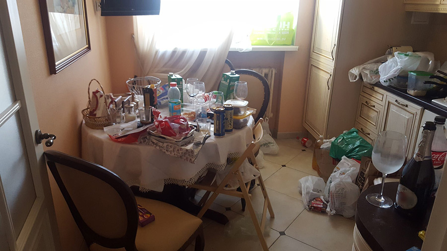 Вечер 13 февраля 30-летняя жительница дома в переулке Индустриальном встретила в своем доме, за столом в компании с приятелем. Застолье перевалило за полночь, но уже спустя час его продолжение оказалось под угрозой…