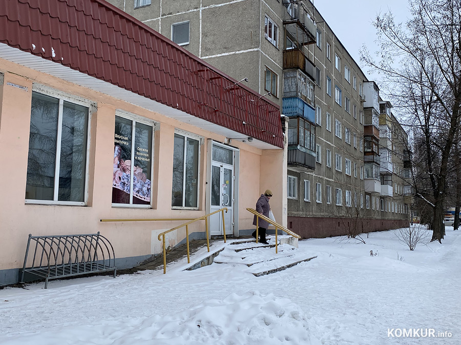 Старожилы авиагородка хорошо помнят, как когда-то ходили в хлебный магазин. Он размещался здесь многие десятки лет. В последние годы своими хлебобулочными изделиями на ул. Ковзана, 47 торговало ОАО «Булочно-кондитерская компания «Домочай», в составе которого и Бобруйский филиал. Январь 2022 года стал последним месяцем работы магазина «Каравай». И хотя здесь даже сняли вывеску, бывшие покупатели до сих пор поднимаются по ступенькам, чтобы открыть давно знакомую дверь. Но за стеклом надпись: «Магазин не работает».