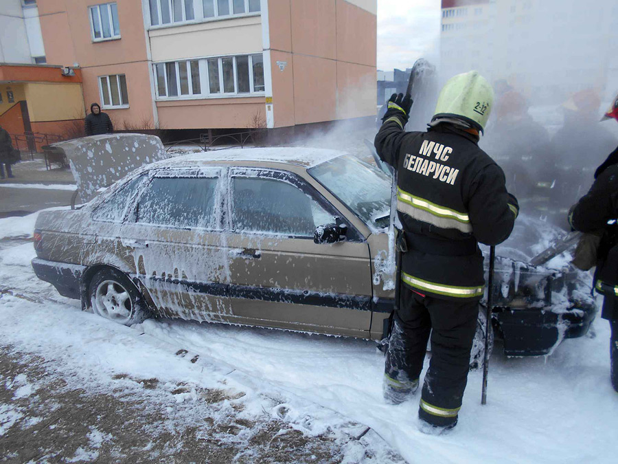 В среду, 9 марта, в 7.37  в центр оперативного управления Бобруйского ГРОЧС поступило сообщение  от очевидцев о горящем легковом автомобиле на проспекте Строителей.