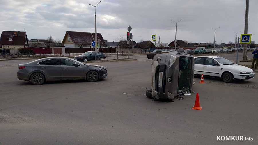 В Бобруйске на улице Крылова перевернулся автомобиль