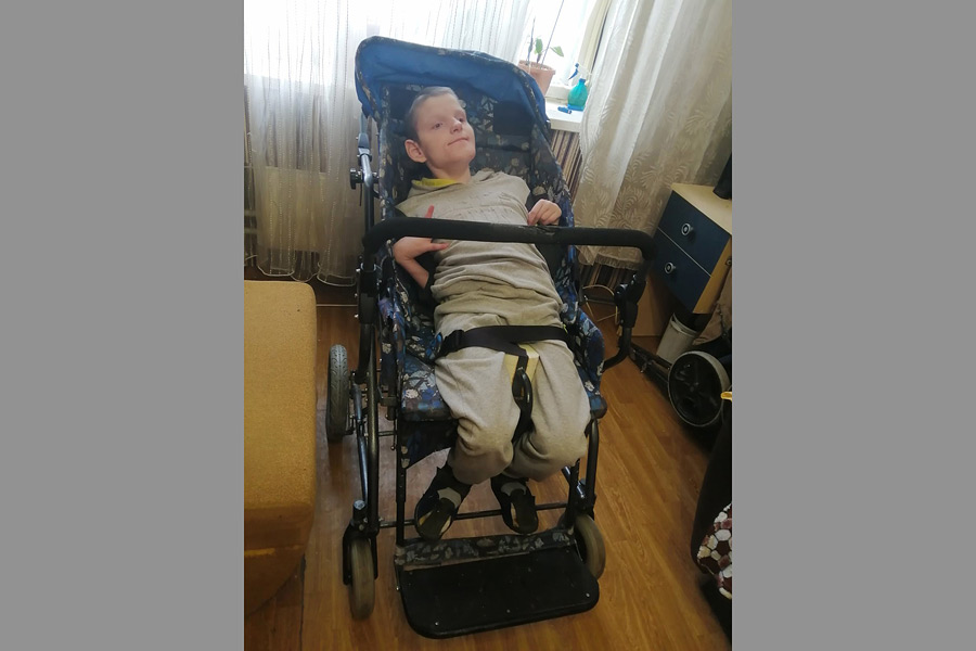 Дима не может ходить. Нужна помощь в покупке коляски