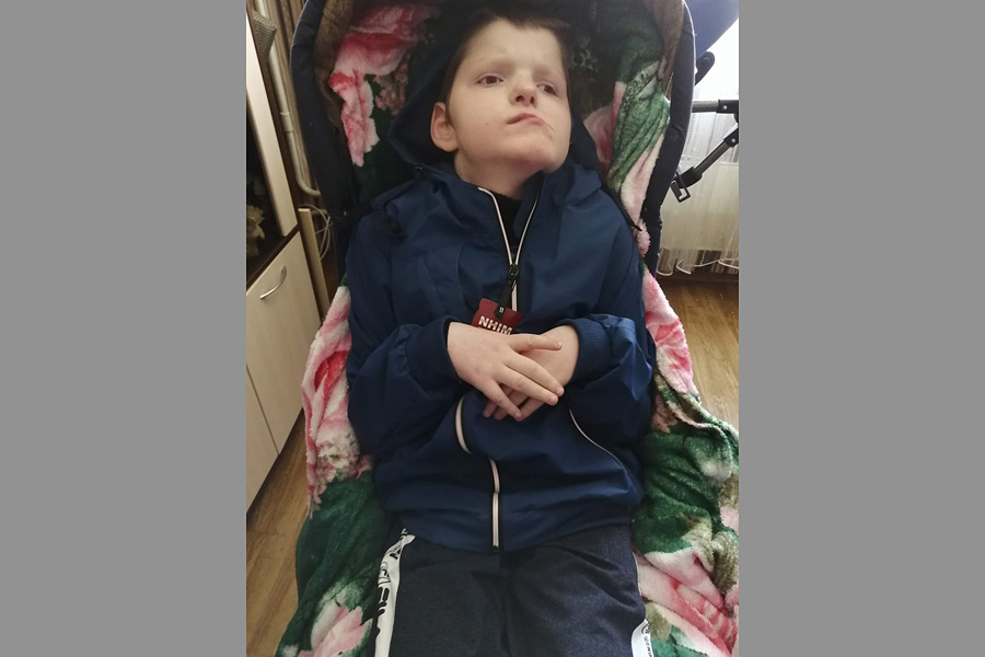 Дима не может ходить. Нужна помощь в покупке коляски