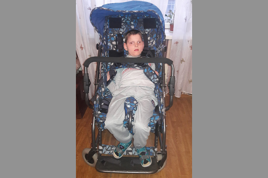 Дима не может ходить. Нужна помощь в покупке коляски