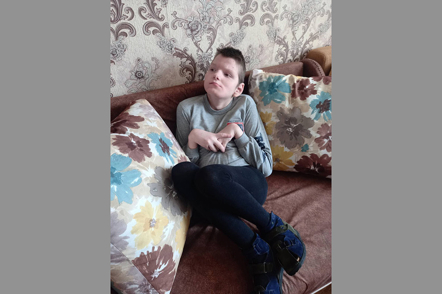 Дима не может ходить. Нужна помощь в покупке коляски