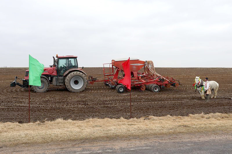 На поле ОАО «Михалевская Нива» Бобруйского района был дан старт весенней посевной кампании в Могилевской области