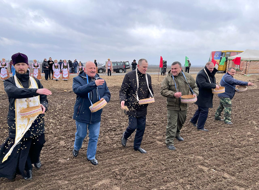 На поле ОАО «Михалевская Нива» Бобруйского района был дан старт весенней посевной кампании в Могилевской области