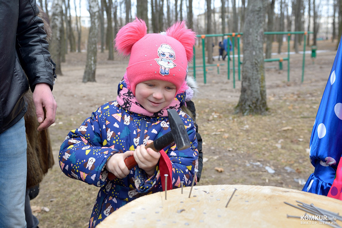 Непокорный столб, блины с шашлыком и пылающее чучело. Как Бобруйск весну встречал
