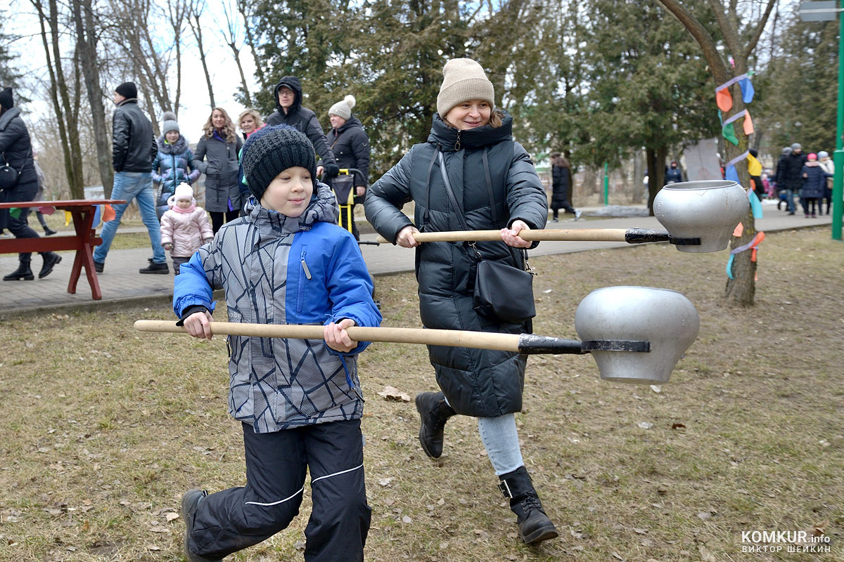 Непокорный столб, блины с шашлыком и пылающее чучело. Как Бобруйск весну встречал