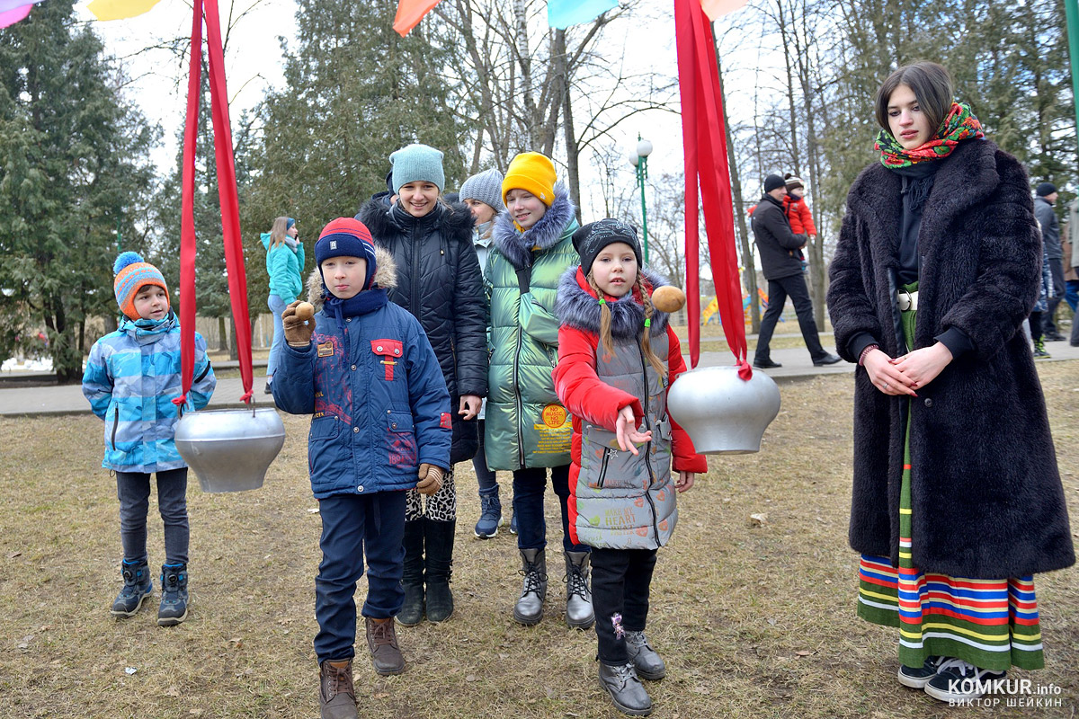Непокорный столб, блины с шашлыком и пылающее чучело. Как Бобруйск весну встречал