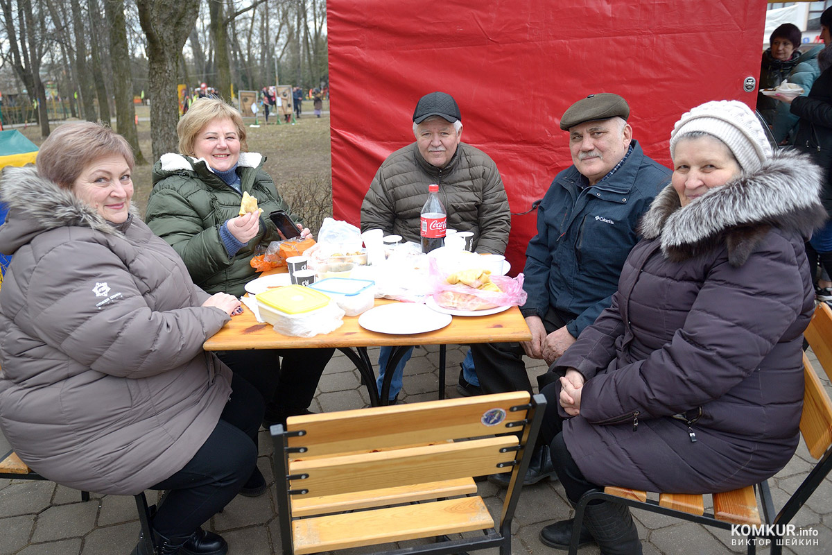 Непокорный столб, блины с шашлыком и пылающее чучело. Как Бобруйск весну встречал