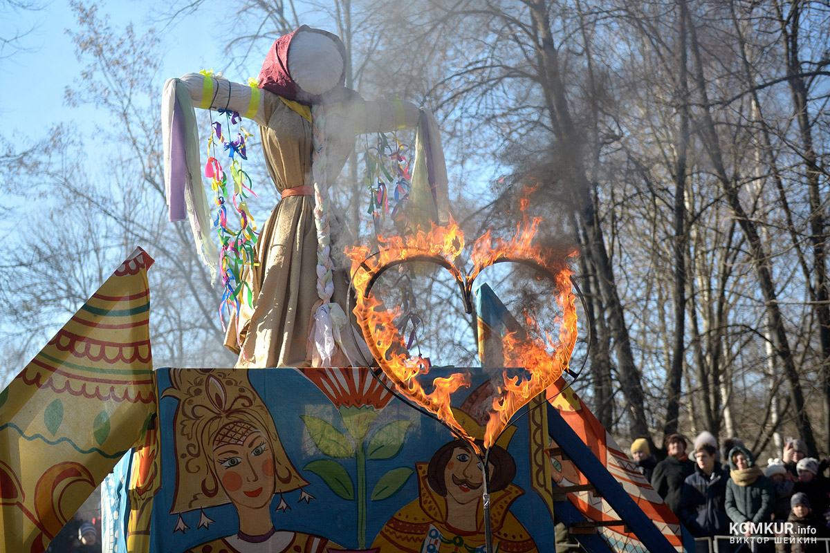 Непокорный столб, блины с шашлыком и пылающее чучело. Как Бобруйск весну встречал