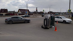 Первые несколько минут водитель был в шоке… В Бобруйске на улице Крылова перевернулся автомобиль (Обновлено)