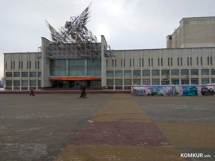 9 апреля в 12.00 в ГУК «Дворец искусств» состоится городской конкурс «Мисс и мистер Школа – 2022». Пять девушек и четыре парня, учащиеся 7-11 классов из СШ №20, 32, 19, 28, 35 и 18, будут соревноваться за титулы.