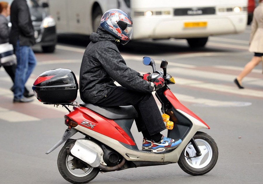 Апрель – начало мая – период, когда начинается активное движение мотоциклов, байков, скутеров и мопедов. Увы, это одновременно и то время, когда усугубляется обстановка с дорожно-транспортным травматизмом владельцев «железных коней».