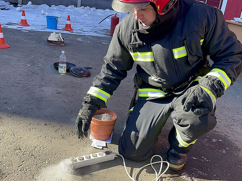 Бобруйские школьники побывали в пожарной аварийно-спасательной части №4, где поучаствовали в настоящей Пожарной лаборатории. Мероприятие прошло в рамках акции «День безопасности. Внимание всем!».
