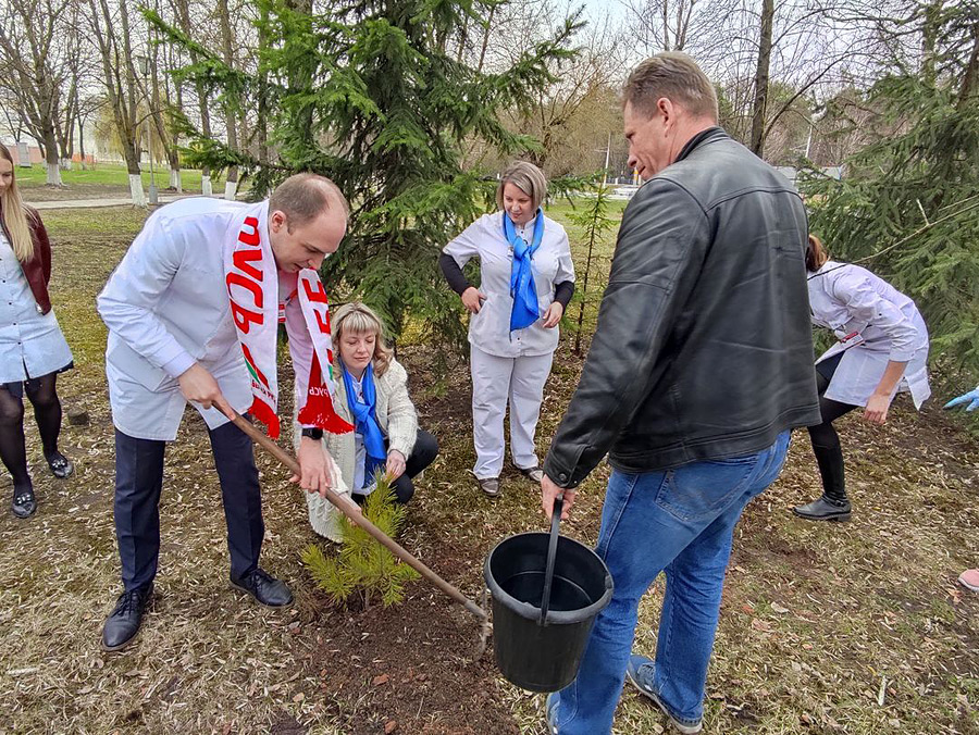 В рамках проведения месячника по санитарной очистке и уборке нашего города работники Бобруйской городской поликлиники №3 приняли участие в Республиканском субботнике и работали над благоустройством  прилегающей территории.