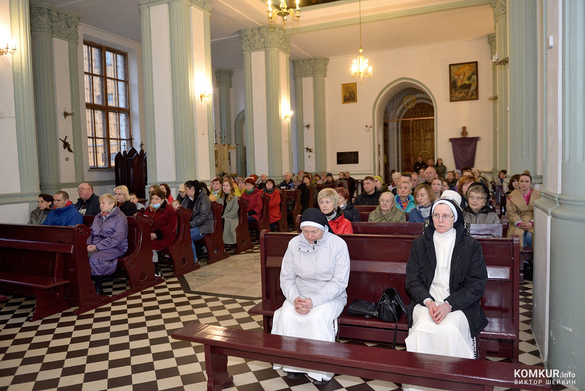 Католики Бобруйска сопроводили Спасителя на Голгофу