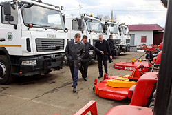 В Бобруйске на линейке готовности тракторы, самосвалы, подметально-уборочные машины и другая техника ЖКХ