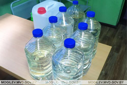 Бобруйчанка хранила дома 45 литров спиртосодержащей жидкости