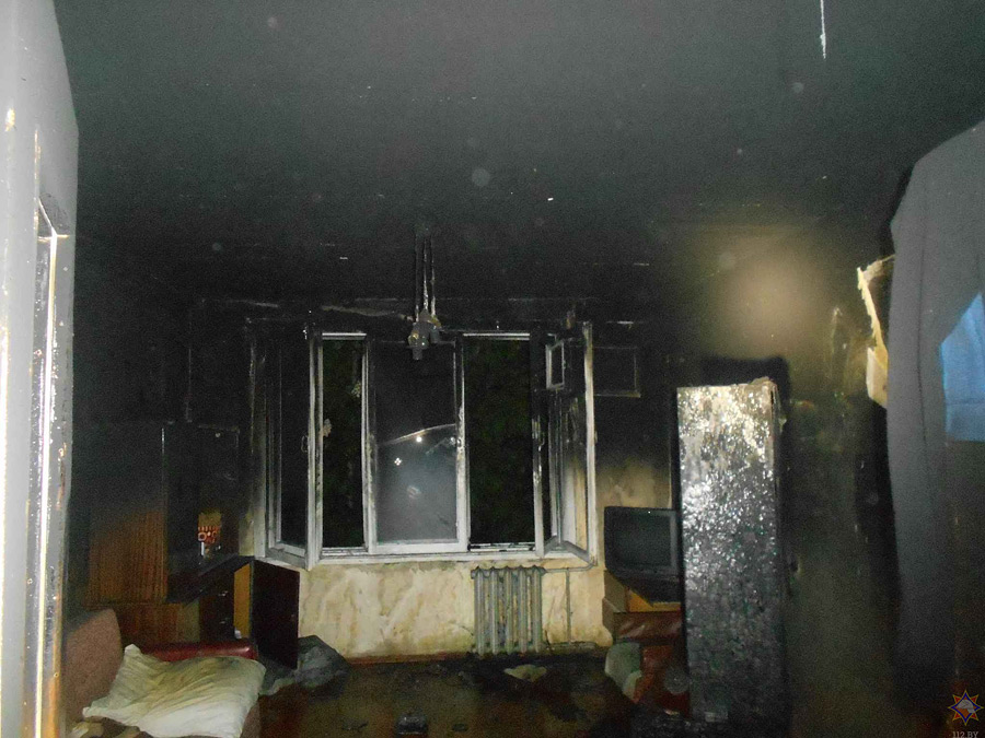 Пожар в Бобруйске: работники МЧС спасли двух мужчин