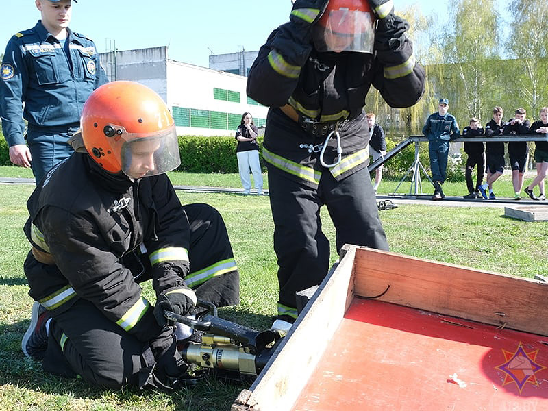 В Бобруйске на базе пожарного аварийно-спасательного отряда №7 на объектах ОАО «Белшина» состоялся  слет юных спасателей-пожарных.
