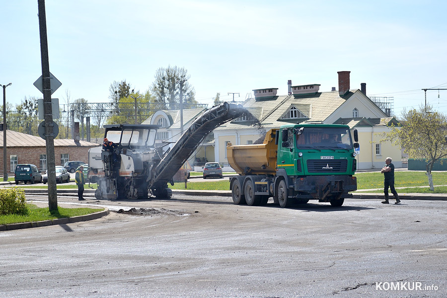 В Бобруйске рядом с вокзалами обновляют дороги
