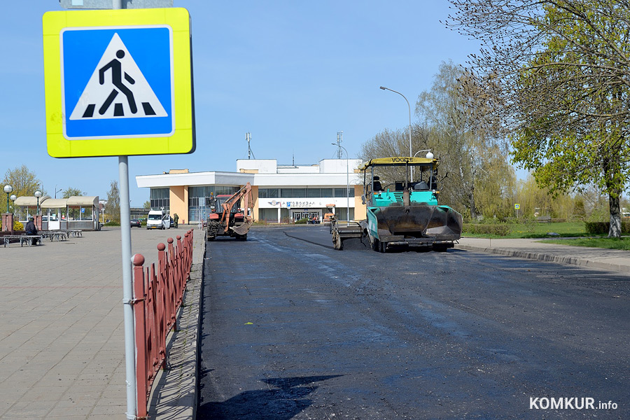 В Бобруйске рядом с вокзалами обновляют дороги