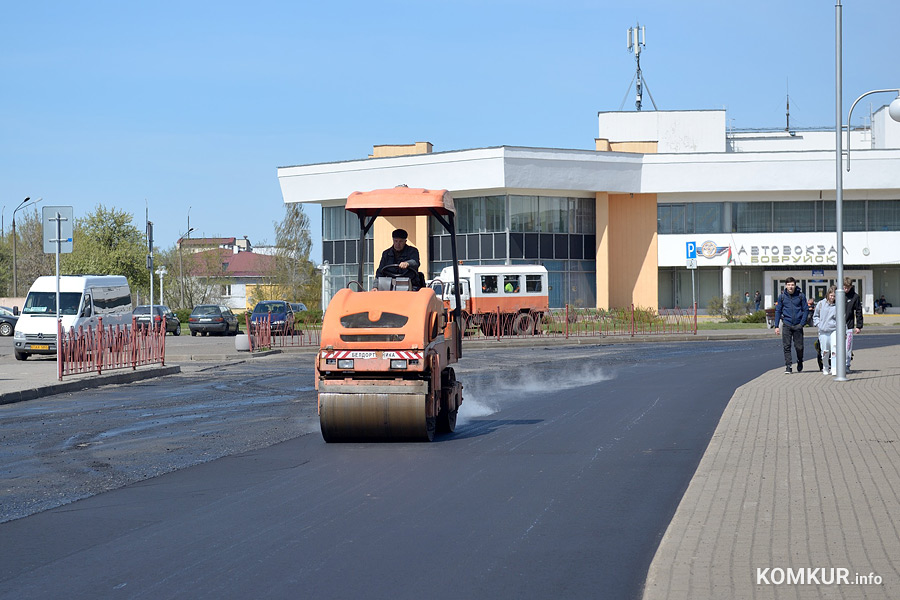 В Бобруйске рядом с вокзалами обновляют дороги (+видео)