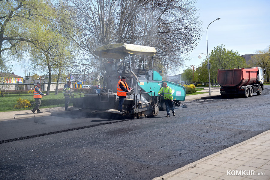 В Бобруйске рядом с вокзалами обновляют дороги