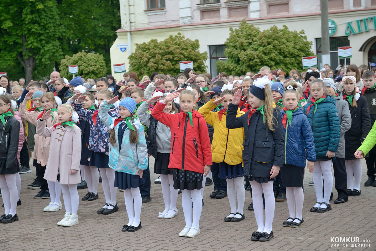 Пионеры Бобруйска на площади Победы