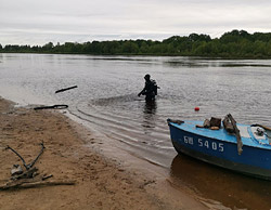 Одноногий Человек-амфибия и сумочка Шапокляк. Спасатели почистили реку на центральном пляже Бобруйска 
