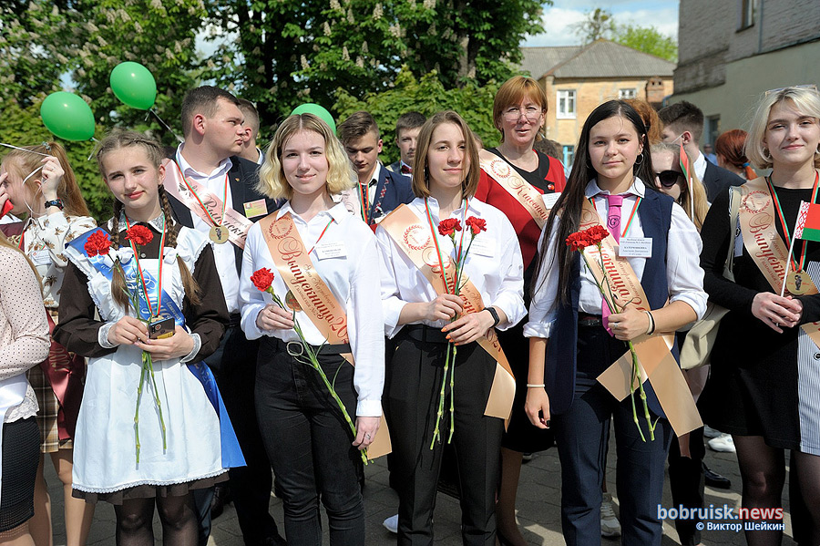 Около 1000 выпускников одиннадцатых классов Бобруйска в эти дни готовятся к последнему школьному звонку. Прозвенит он в понедельник, 30 мая.