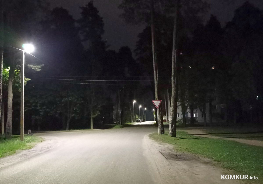 Протяженность сети уличного освещения Бобруйска увеличилась на 600 метров. Прирост произошел за счет новой линии на улице Горелика, на участке между улицами Лесная и Нарофоминская. Это в Киселевичах. В среду на прошлой неделе здесь загорелись новые светодиодные фонари.